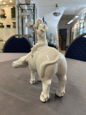 A Chinese blue and white garlic-mouth vase and a white glazed group of a boy on a buffalo, Wanli/Qianlong — foto 12
