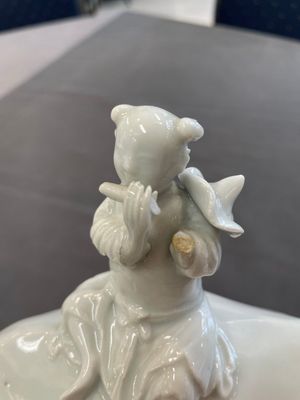 A Chinese blue and white garlic-mouth vase and a white glazed group of a boy on a buffalo, Wanli/Qianlong — foto 13