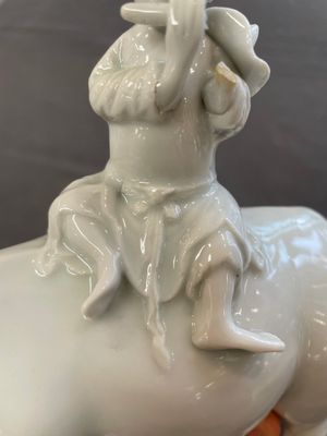 A Chinese blue and white garlic-mouth vase and a white glazed group of a boy on a buffalo, Wanli/Qianlong — foto 14