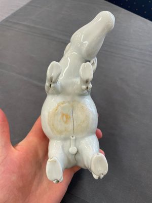 A Chinese blue and white garlic-mouth vase and a white glazed group of a boy on a buffalo, Wanli/Qianlong — foto 15