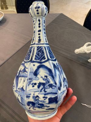 A Chinese blue and white garlic-mouth vase and a white glazed group of a boy on a buffalo, Wanli/Qianlong — foto 2