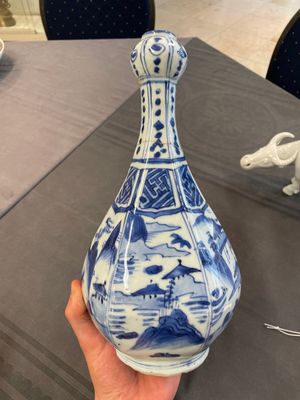 A Chinese blue and white garlic-mouth vase and a white glazed group of a boy on a buffalo, Wanli/Qianlong — foto 3