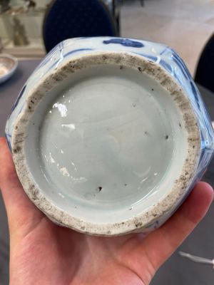 A Chinese blue and white garlic-mouth vase and a white glazed group of a boy on a buffalo, Wanli/Qianlong — foto 4