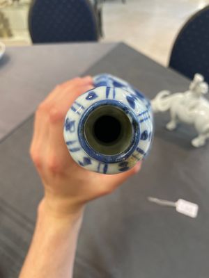 A Chinese blue and white garlic-mouth vase and a white glazed group of a boy on a buffalo, Wanli/Qianlong — foto 5