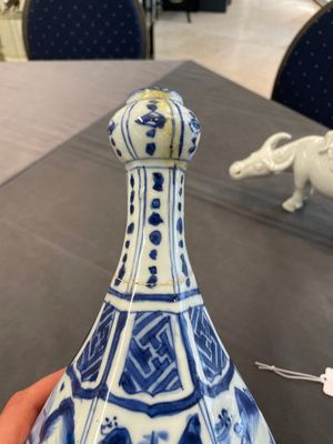 A Chinese blue and white garlic-mouth vase and a white glazed group of a boy on a buffalo, Wanli/Qianlong — foto 6
