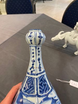 A Chinese blue and white garlic-mouth vase and a white glazed group of a boy on a buffalo, Wanli/Qianlong — foto 7