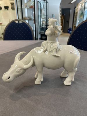 A Chinese blue and white garlic-mouth vase and a white glazed group of a boy on a buffalo, Wanli/Qianlong — foto 8