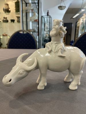 A Chinese blue and white garlic-mouth vase and a white glazed group of a boy on a buffalo, Wanli/Qianlong — foto 9