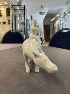 A Chinese blue and white garlic-mouth vase and a white glazed group of a boy on a buffalo, Wanli/Qianlong — foto 10