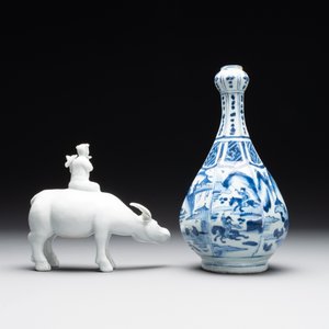 A Chinese blue and white garlic-mouth vase and a white glazed group of a boy on a buffalo, Wanli/Qianlong — foto 2
