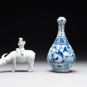 A Chinese blue and white garlic-mouth vase and a white glazed group of a boy on a buffalo, Wanli/Qianlong — foto 3