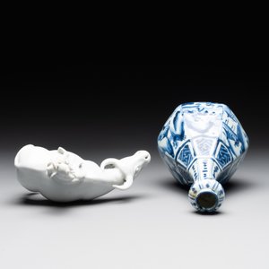 A Chinese blue and white garlic-mouth vase and a white glazed group of a boy on a buffalo, Wanli/Qianlong — foto 4