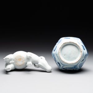 A Chinese blue and white garlic-mouth vase and a white glazed group of a boy on a buffalo, Wanli/Qianlong — foto 5