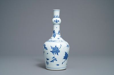 A Chinese blue and white garlic-neck bottle vase, Transitional period