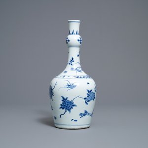 A Chinese blue and white garlic-neck bottle vase, Transitional period — 照片 5