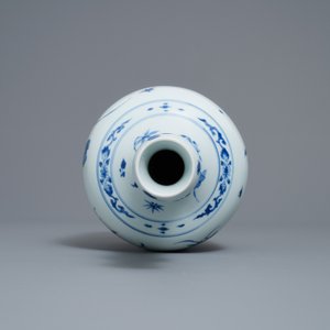 A Chinese blue and white garlic-neck bottle vase, Transitional period — 照片 6
