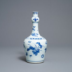 A Chinese blue and white garlic-neck bottle vase, Transitional period — 照片 1