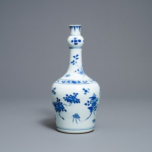 A Chinese blue and white garlic-neck bottle vase, Transitional period — 照片 2