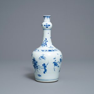 A Chinese blue and white garlic-neck bottle vase, Transitional period — 照片 3