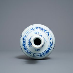 A Chinese blue and white garlic-neck bottle vase, Transitional period — 照片 6