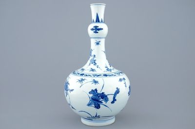 A Chinese blue and white garlic-neck bottle vase with floral design, Transitional period, 1620-1683