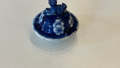 A Chinese blue and white garniture of five vases, Kangxi mark, 19th C. — 照片 4