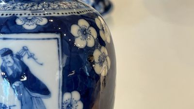 A Chinese blue and white garniture of five vases, Kangxi mark, 19th C. — 照片 8