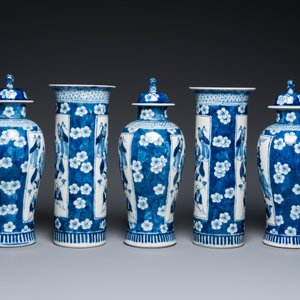 A Chinese blue and white garniture of five vases, Kangxi mark, 19th C. — 照片 4