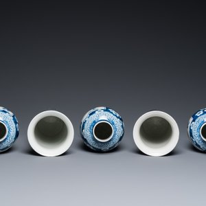 A Chinese blue and white garniture of five vases, Kangxi mark, 19th C. — 照片 5
