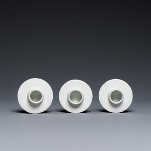 A Chinese blue and white garniture of five vases, Kangxi mark, 19th C. — 照片 8