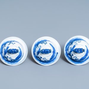 A Chinese blue and white garniture of five vases, Kangxi mark, 19th C. — 照片 7