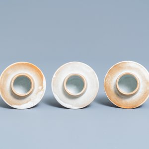 A Chinese blue and white garniture of five vases, Kangxi mark, 19th C. — 照片 8