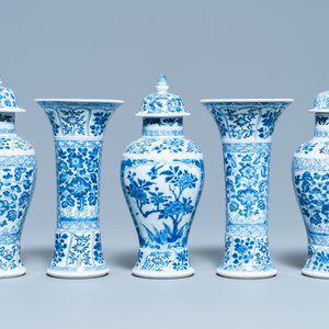 A Chinese blue and white garniture of five vases, Kangxi — 照片 3