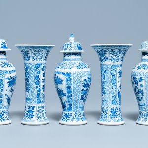 A Chinese blue and white garniture of five vases, Kangxi — 照片 4