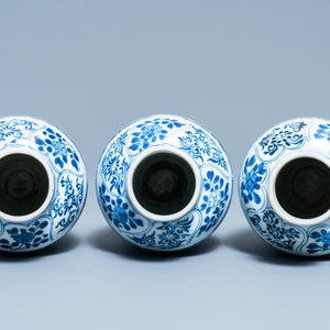 A Chinese blue and white garniture of five vases, Kangxi — 照片 5