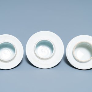 A Chinese blue and white garniture of five vases, Kangxi — 照片 10
