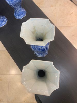 A Chinese blue and white garniture of five vases with floral design, Kangxi — 照片 11