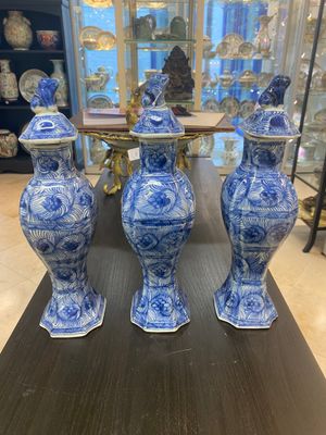 A Chinese blue and white garniture of five vases with floral design, Kangxi — 照片 2