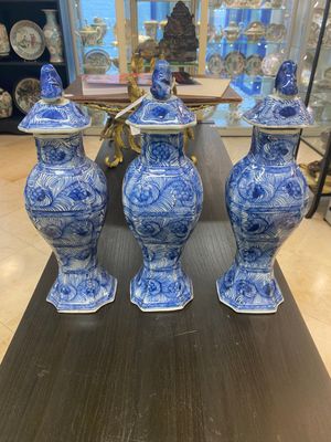 A Chinese blue and white garniture of five vases with floral design, Kangxi — 照片 3
