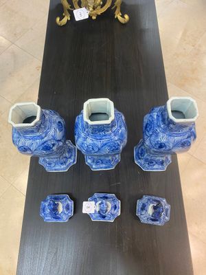 A Chinese blue and white garniture of five vases with floral design, Kangxi — 照片 4