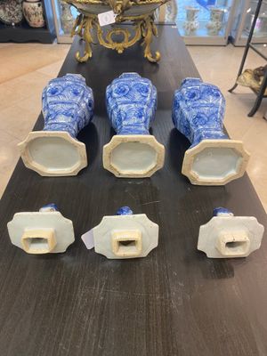 A Chinese blue and white garniture of five vases with floral design, Kangxi — 照片 5