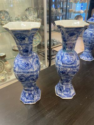 A Chinese blue and white garniture of five vases with floral design, Kangxi — 照片 7