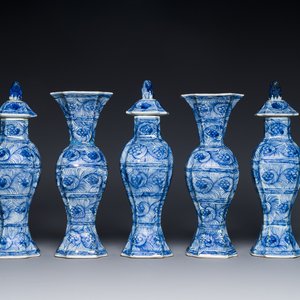 A Chinese blue and white garniture of five vases with floral design, Kangxi — 照片 1