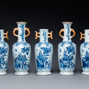 A Chinese blue and white garniture of five vases with floral design, Kangxi — 照片 1