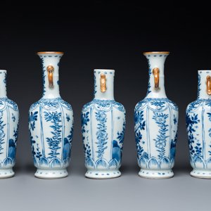 A Chinese blue and white garniture of five vases with floral design, Kangxi — 照片 2