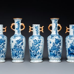 A Chinese blue and white garniture of five vases with floral design, Kangxi — 照片 3