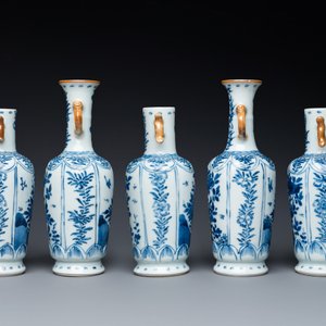 A Chinese blue and white garniture of five vases with floral design, Kangxi — 照片 4
