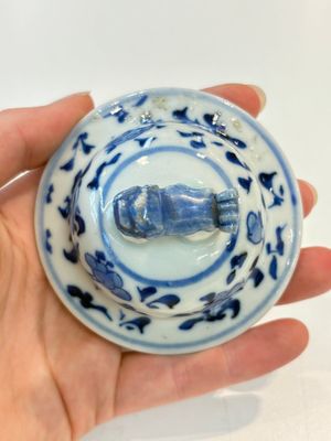 A Chinese blue and white garniture of five vases with landscape design, 19th C. — photo 32