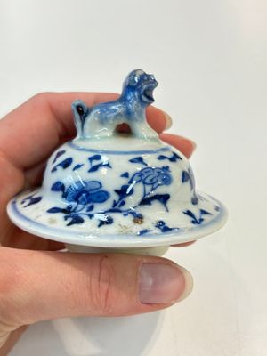 A Chinese blue and white garniture of five vases with landscape design, 19th C. — photo 34