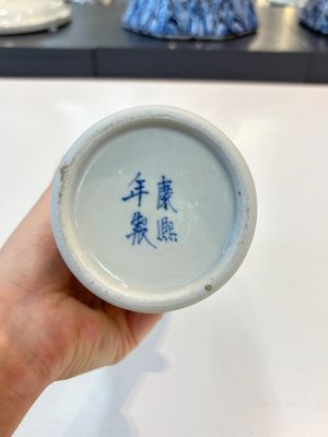 A Chinese blue and white garniture of five vases with landscape design, 19th C. — photo 41